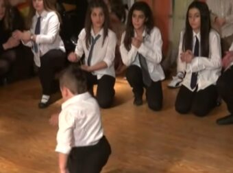 5χρονος μερακλής χορεύει το πιο μάγκικο ζεϊμπέκικο που έχουμε δει και όλοι μένουν «κόκκαλο» – Videos