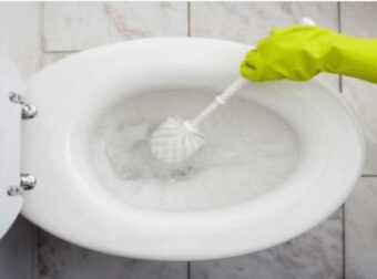 Πώς θα καθαρίσουμε αποτελεσματικά το μπάνιο και τη τουαλέτα; Έτσι θα αποφύγουμε ενδεχόμενη μόλυνση! (Video) – Σπίτι