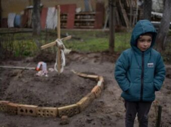 Πόλεμος στην Ουκρανία: Στοιχειώνει τους πάντες – Η φωτογραφία του εξάχρονου που κλαίει δίπλα στον τάφο της μητέρας του – Κόσμος