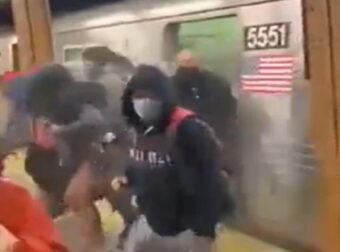 Νέα Υόρκη: Δείτε καρέ – καρέ την επίθεση στο μετρό – Πυκνοί καπνοί και πυροβολισμοί  – Κόσμος