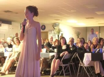 Ανατριχιαστικό βίντεο: Αδερφή της νύφης διακόπτει την δεξίωση και αρπάζει το μικρόφωνο – Αυτό που ακολούθησε έκανε τους καλεσμένους να τα χάσουν – Funny-Περίεργα