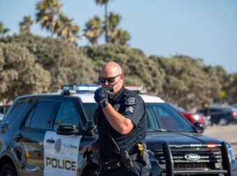 Θρίλερ στις ΗΠΑ: Αυτοκίνητο παρέσυρε 22 νεοσύλλεκτους αστυνομικούς στην Καλιφόρνια (Video) – Κόσμος