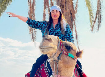 Άντζελα Δημητρίου: Στην Ιερουσαλήμ ποζάρει πάνω στην καμήλα και στέλνει το δικό της μήνυμα – Φωτογραφίες