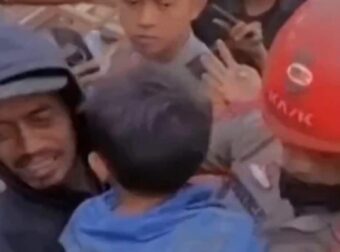 «Θαύμα» στην Ινδονησία: Αγοράκι 6 ετών ανασύρεται ζωντανό από τα συντρίμμια 2 ημέρες μετά τον σεισμό – Συγκλονιστικό βίντεο ντοκουμεντο (Video) – Κόσμος