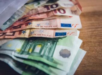 Τεράστια ανάσα: Επίδομα 500 ευρώ στους λογαριασμούς σας στα ΑΤΜ!