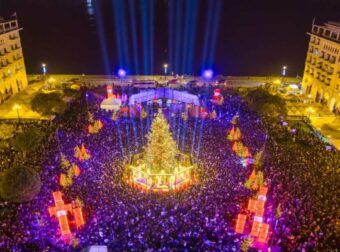 «Άναψε» το χριστουγεννιάτικο δέντρο στη Θεσσαλονίκη: «Ας έχουν όλοι άνθρωποι στην καρδιά τους υγεία, φως και αλληλεγγύη» –  Η δήλωση του Δημάρχου Κωνσταντίνου Ζέρβα (photos – Video)