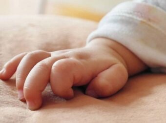 Τραγωδία στην Πάτρα: Κατέληξε μωράκι 5,5 μηνών από κορωνοϊό – Μεγαλείο ψυχής από τους γονείς – Ελλάδα
