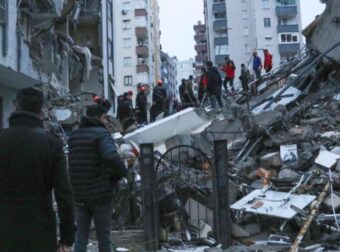 Σεισμός στην Τουρκία: Πάνω από 912 οι νεκροί! Ξεπέρασαν τους 5.300 οι τραυματίες – Κατέρρευσαν πάνω από 2.800 κτήρια – Στους 320 στη Συρία (Video) – Κόσμος