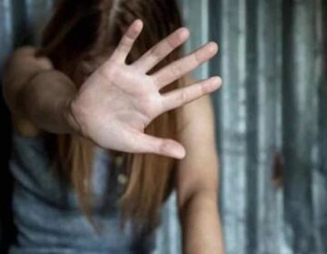 Βιασμός ανήλικης στο Κερατσίνι: «Αποκλείεται να βίαζε την εγγονή μας, 53 χρόνια είμαστε μαζί, δεν μπορεί να είναι παιδεραστής» – Αρνείται τα πάντα η γιαγιά