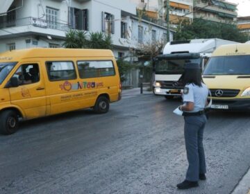 Τροχαίο με σχολικό λεωφορείο στον Πειραιά – Έχει συγκρουστεί με ΙΧ