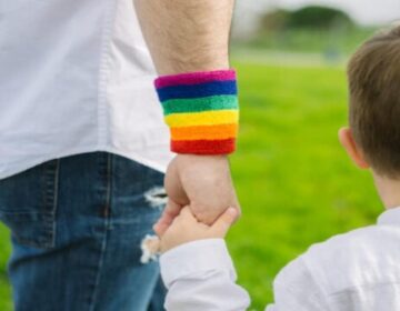 Νομοσχέδιο ομόφυλων ζευγαριών: Έρχεται κατάργηση των όρων «πατέρας» και «μητέρα»; Το ζήτημα που αποκάλυψε η Επιστημονική Υπηρεσία της Βουλής