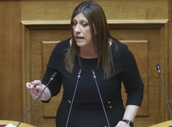 Πρόταση μομφής: Πώς η Ζωή Κωνσταντοπούλου κατάφερε να προκαλέσει διακοπή στη συζήτηση της Βουλής – Θέλει να μιλήσει πριν τον Μητσοτάκη (Live)