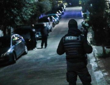 Ηλιούπολη: Αίνιγμα με τους θανάτους μητέρας και γιου από το ίδιο όπλο – Τι εξετάζει η Αστυνομία
