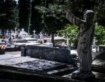 Θεσσαλονίκη: Άγριο επεισόδιο σε νεκροταφείο – Άρπαξε μαρμάρινο Σταυρό και χτύπησε τη νύφη του στο κεφάλι