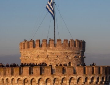 Συναγερμός στη Θεσσαλονίκη: Άνδρας έπεσε από ύψος στον Λευκό Πύργο (video)