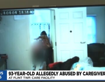 Βίντεο – σοκ: Κακοποιούν 93χρονη σε οίκο ευγηρίας – Τη χτυπούν με βρόμικη πάνα και την πιάνουν από τον λαιμό