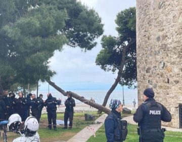 Τραγωδία στη Θεσσαλονίκη: Ταυτοποιήθηκε ο άντρας που έπεσε από τον Λευκό Πύργο