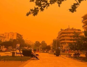 Σκηνικό Σαχάρας: Απόκοσμες εικόνες στην Καλαμάτα – Αποπνικτική ατμόσφαιρα από την αφρικανική σκόνη (video)