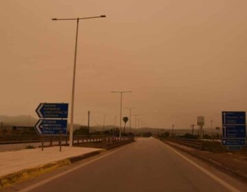Καιρός σήμερα 24/4: «Πνίγηκε» στην σκόνη Σαχάρα η χώρα – Πότε θα υποχωρήσει το φαινόμενο (video)