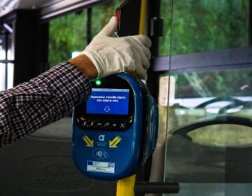 Αλλάζουν όλα στα ΜΜΜ της Αθήνας: Τέλος τα εισιτήρια στο λεωφορείο – Ξεκίνησαν οι πληρωμές με τραπεζικές κάρτες, έρχονται και στο Μετρό (video)
