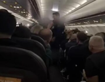 Ηράκλειο: Αναγκαστική προσγείωση αεροσκάφους επειδή ζευγάρι… έκανε φασαρία (video)