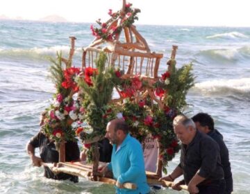 Μοναδικό θέαμα στη Νάξο: Πλήθος πιστών στην ξεχωριστή περιφορά του Επιταφίου μέσα στη θάλασσα (video)