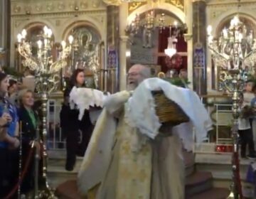 Πρώτη Ανάσταση στη Χίο: Ο «ιπτάμενος» ιερέας επέστρεψε – Έκλεψε ξανά την παράσταση (video)