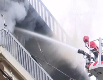 Μεγάλη φωτιά κατακαίει διαμέρισμα στην Αγία Παρασκευή: Επιχειρούν 16 πυροσβέστες – Αναζητούν εγκλωβισμένους