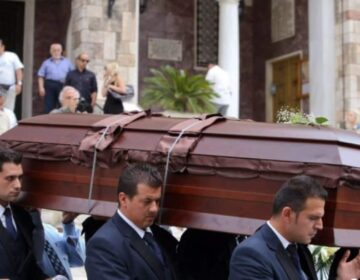 Πάτρα: Συγγενείς τη διώχνουν από τη κηδεία του πατέρα της – Κλήθηκε η αστυνομία