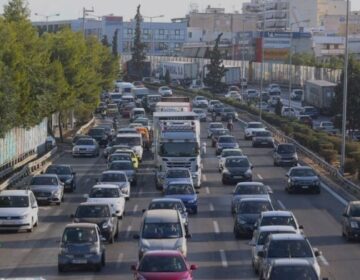 Kίνηση στους δρόμους: Στο «κόκκινο» η Αττική Οδός από Ζεφύρι μέχρι Κηφισίας – Κυκλοφοριακές ρυθμίσεις στον Κόμβο Κηφισίας μέχρι την Κυριακή