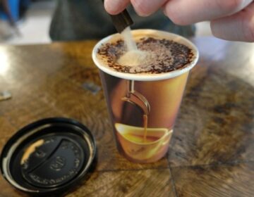 Στα «ύψη» η τιμή του καφέ στο χέρι που φτάνει μέχρι και τα 3 ευρώ – Που οφείλεται αυτή αύξηση