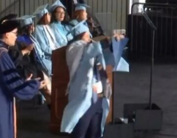 ΗΠΑ: Πρωτοφανή σκηνικά σε αποφοίτηση του Πανεπιστημίου Κολούμπια – Παρέλαβαν πτυχία με χειροπέδες και τα έσκισαν (video)