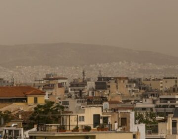 Καιρός σήμερα (17/5): Αποπνικτικό «κοκτέιλ» αφρικανικής σκόνης και ζέστης – Στους 32 βαθμούς η θερμοκρασία