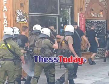 Ο κακός χαμός στο κέντρο της Θεσσαλονίκης: Ένταση στην Καμάρα με οπαδούς του ΠΑΟΚ και δυνάμεις των ΜΑΤ (video)