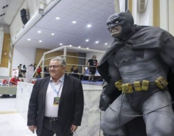 Δημήτρης Κουτσούμπας: Σάλο προκάλεσε η φωτογραφία με το Batman – Το νέο όνομα του προέδρου
