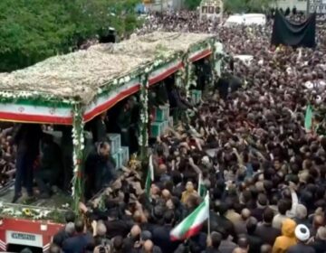 Οι Ιρανοί αποτίουν φόρο τιμής στον πρόεδρο Ραϊσί (videos)