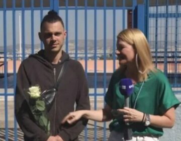 Πανελλαδικές 2024: Με λευκό τριαντάφυλλο περίμενε την κοπέλα του, που έδινε εξετάσεις – «Είμαι πολύ περήφανος για αυτήν» (video)