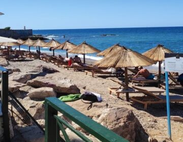 «Τσουρουφλάει» η τιμή της ξαπλώστρας: Πόσο κοστίζει στην Αττική – Μπάνιο από… χρυσό στις οργανωμένες παραλίες (video)