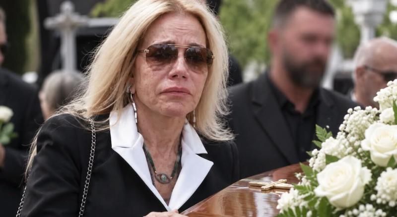 Κηδεία Μαζωνάκη: Η Λάτση άβαφτη με λυγμούς πάνω στο φέρετρο-«Γιώργο ζεις, σήκω πάνω»