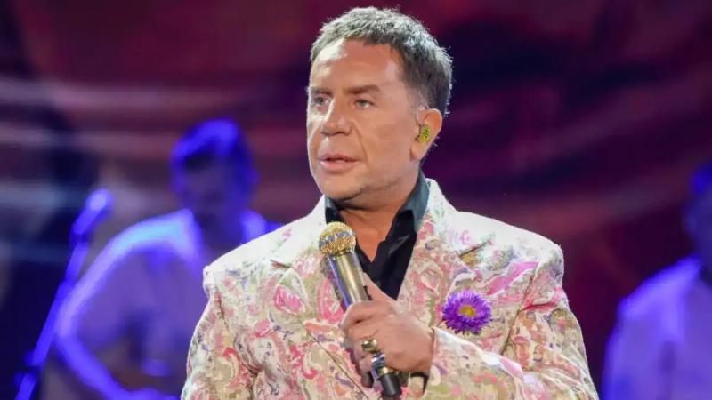 Γιώργος Μαζωνάκης: Όλη η showbiz στην κλινική των γιατρών του θανάτου – Αυτοί οι celebrities κάνουν τον σταυρό τους