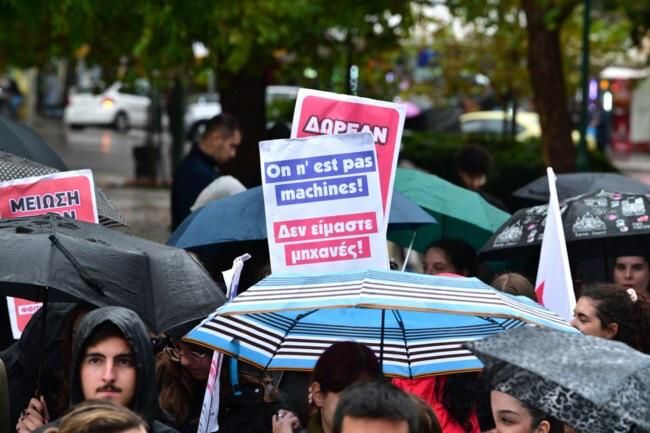 Οι φοιτητές κατασκήνωσαν στο Σύνταγμα μέσα στην βροχή - Τα μέτρα που ζητούν από την κυβέρνηση
