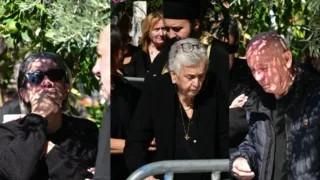 Σπάραξαν οι γονείς του Μαζωνάκη πάνω από το μνήμα – Η κραυγή της Μαρίας και ο βουβός πόνος της Βάσως