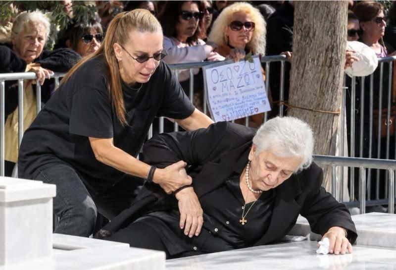 Σκηνές οδύνης! Κατέρρευσε στο μνημόσυνο η μάνα του Μαζωνάκη πάνω από το μνήμα:Την τραβούσε η Βάσω-”Παιδί μου σε φάγανε…”