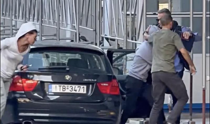 Η στιγμή της άφιξης της Βασιλικής Τσαρούχα στη ΓΑΔΑ – Με κουκούλα και συνοδεία (vid)